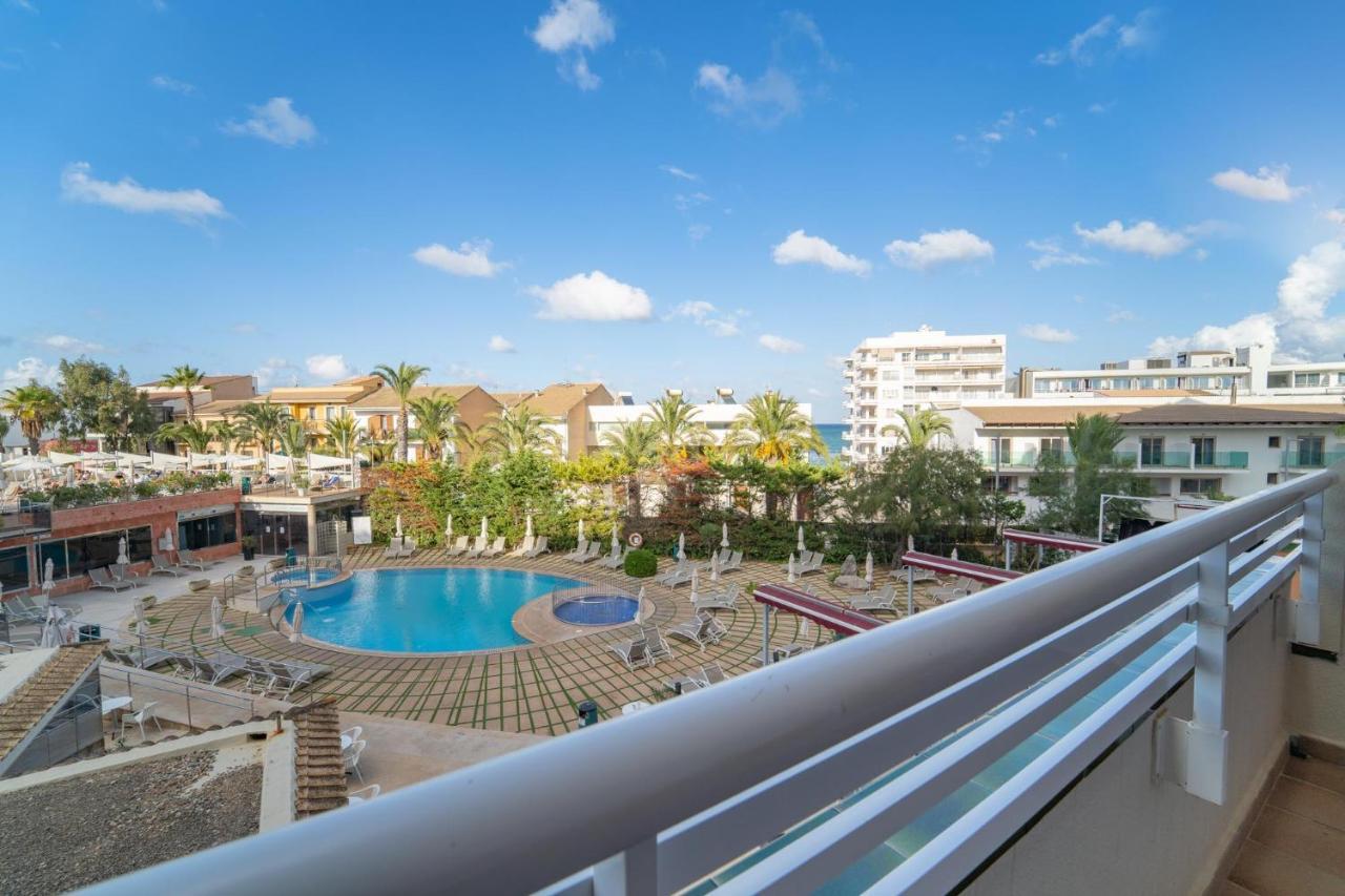 Camera Matrimoniale con Vista Piscina (2 Adulti + 1 Bambino)